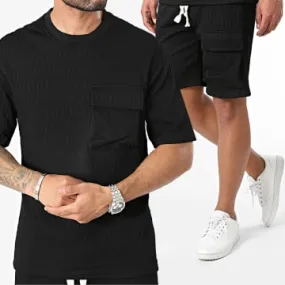 Set di maglietta nera con tasca e pantaloncini cargo